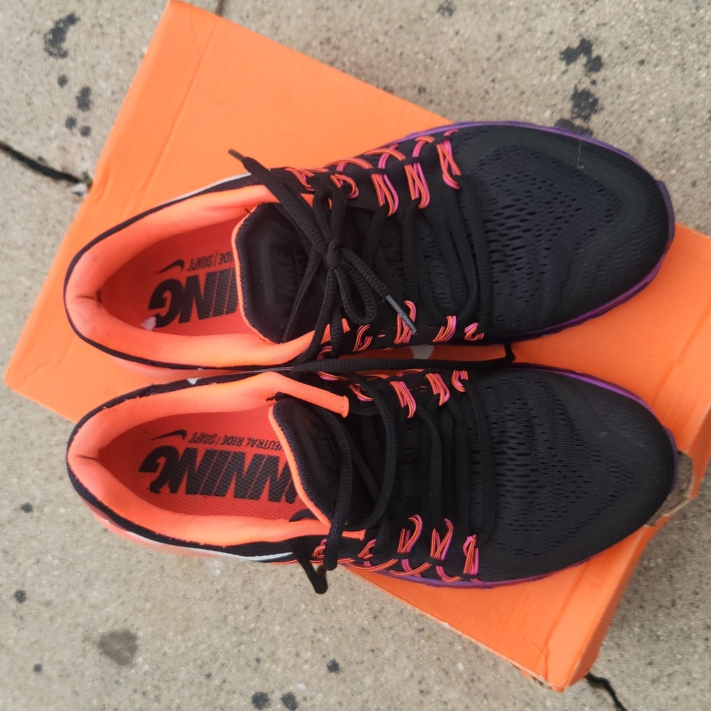 Nike Black and Pink Athletic Shoes Modern Performance - Picture 3 of 3